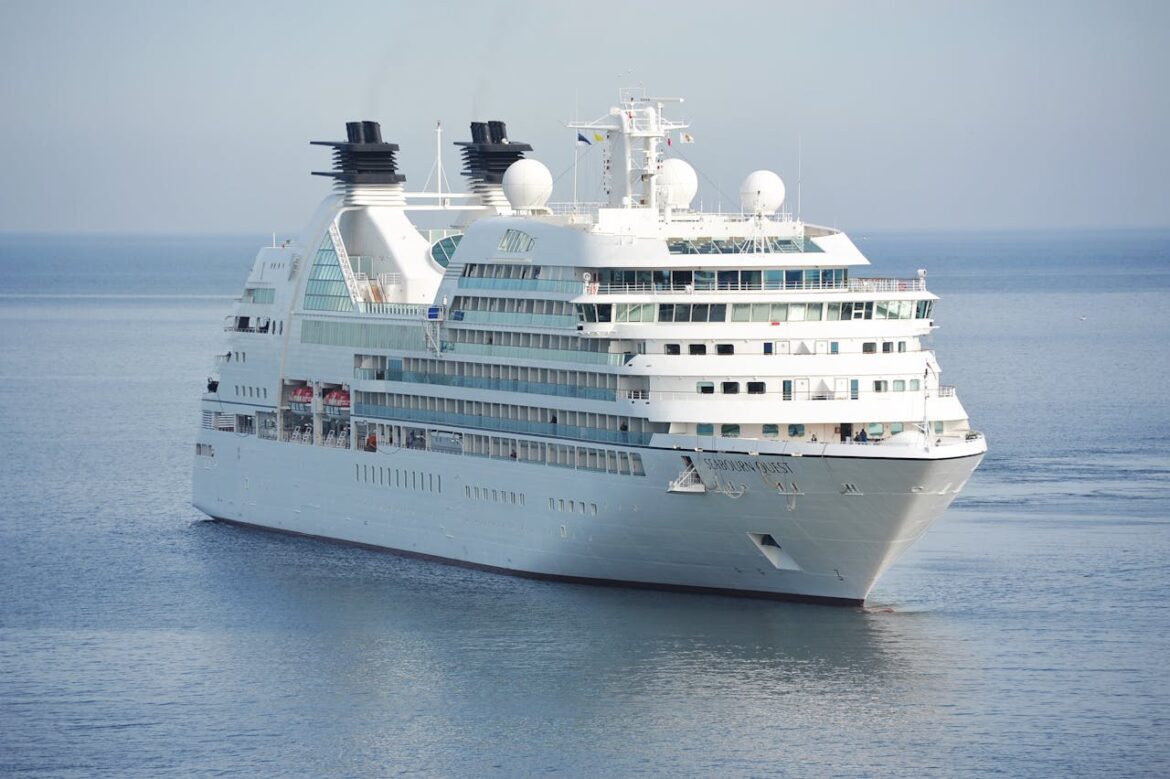 pexels-pixabay-144237 royal at sea